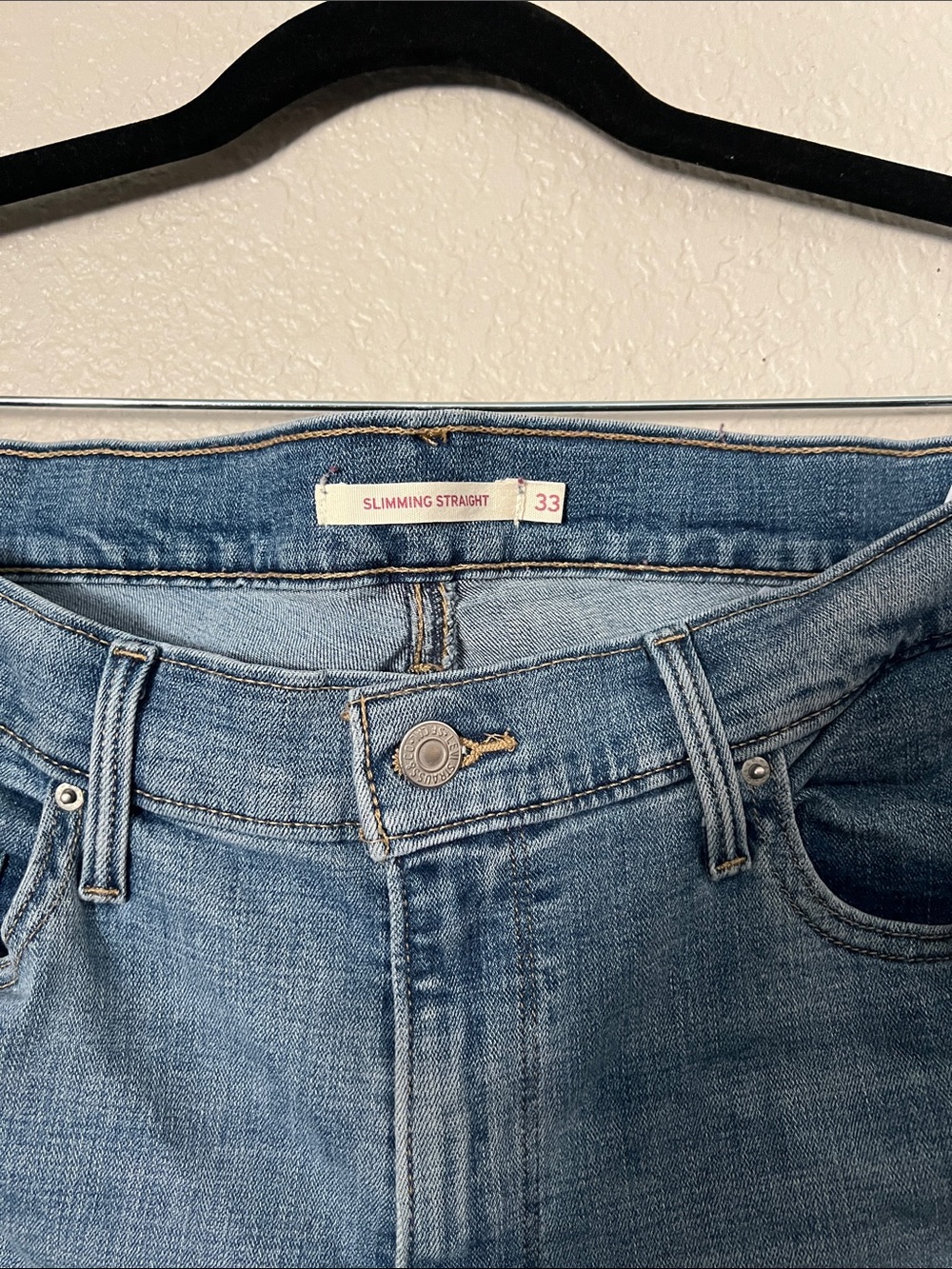 Levi’s Slimming Straight Jeans Size 33 Medium Wash - Picture 2 of 5